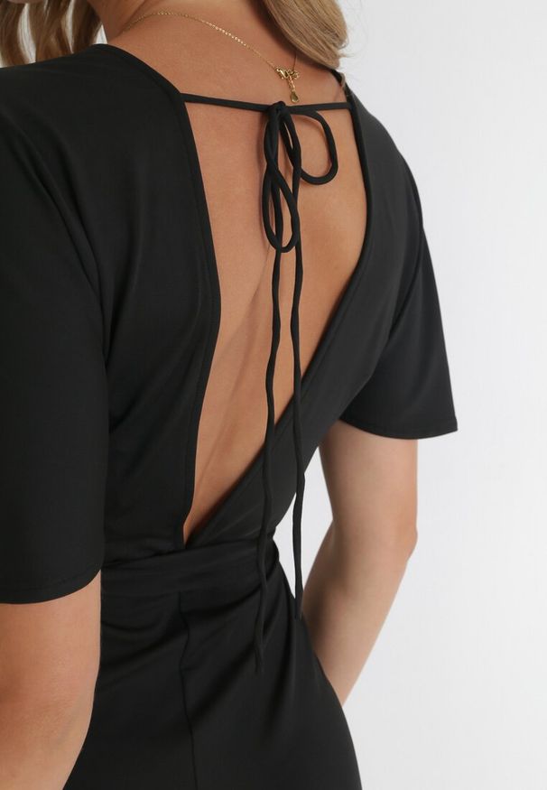 Born2be - Czarny Długi Kombinezon z Kopertowym Dekoltem i Ozdobnym Wiązaniem Abrarani. Okazja: na spotkanie biznesowe. Kolor: czarny. Długość: długie. Styl: biznesowy, elegancki