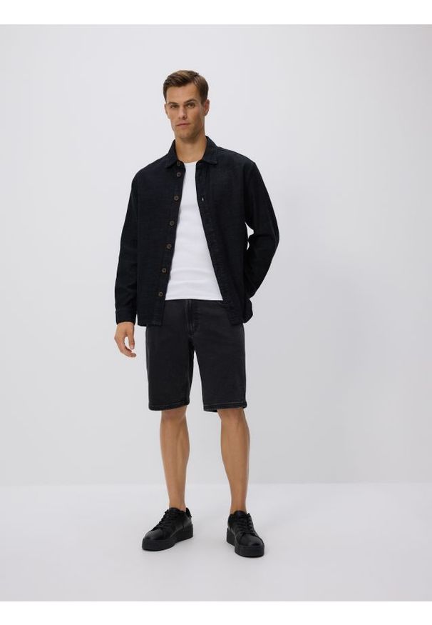 Reserved - Jeansowe szorty regular - czarny. Kolor: czarny. Materiał: jeans