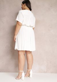Renee - Biała Sukienka z Gumką w Pasie i Kopertowym Dekoltem Azrah. Kolor: biały. Typ sukienki: kopertowe. Długość: mini #4