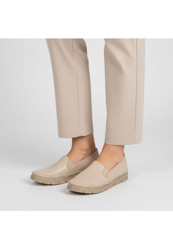 Półbuty damskie Maciejka, cholewka ze skóry naturalnej gładkiej wsuwany fason elastyczne wstawki po bokach widoczne przeszycia wokół noska gruba jedn. Okazja: na co dzień. Kolor: beżowy. Materiał: skóra. Szerokość cholewki: normalna. Wzór: gładki. Styl: casual, elegancki