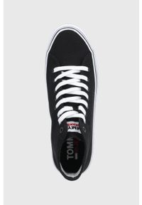 Tommy Jeans trampki męskie kolor czarny. Nosek buta: okrągły. Zapięcie: sznurówki. Kolor: czarny. Materiał: materiał, włókno, guma