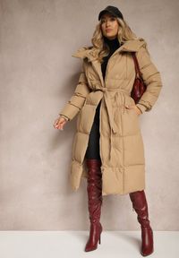 Renee - Ciemnobeżowa Długa Kurtka z Pikowanymi Przeszyciami Kapturem i Wiązanym Paskiem Zalirra. Okazja: na co dzień. Kolor: beżowy. Materiał: dzianina, jeans. Długość: długie. Styl: casual, elegancki #2