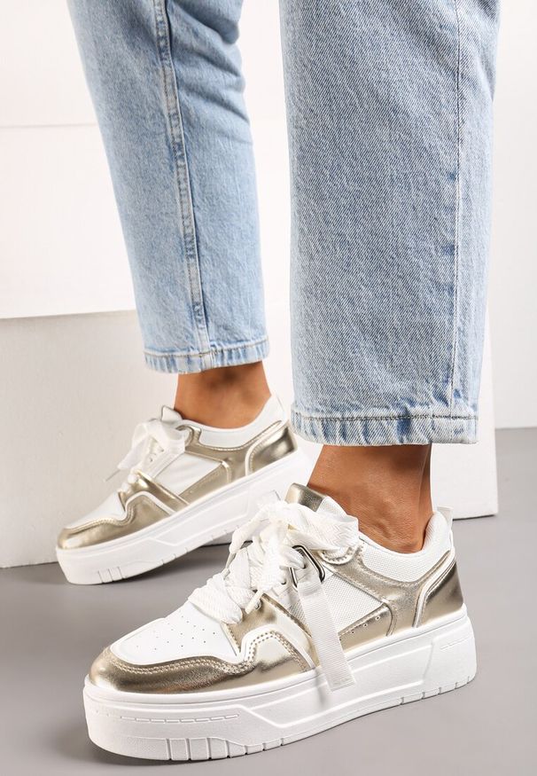 Renee - Biało-Złote Sneakersy na Niskiej Platformie z Zawieszką i Ozdobnymi Sznurówkami Salam. Okazja: na co dzień, na spacer. Nosek buta: okrągły. Zapięcie: sznurówki. Kolor: biały. Materiał: jeans, materiał. Sezon: lato, wiosna. Obcas: na platformie. Wysokość obcasa: niski. Sport: turystyka piesza