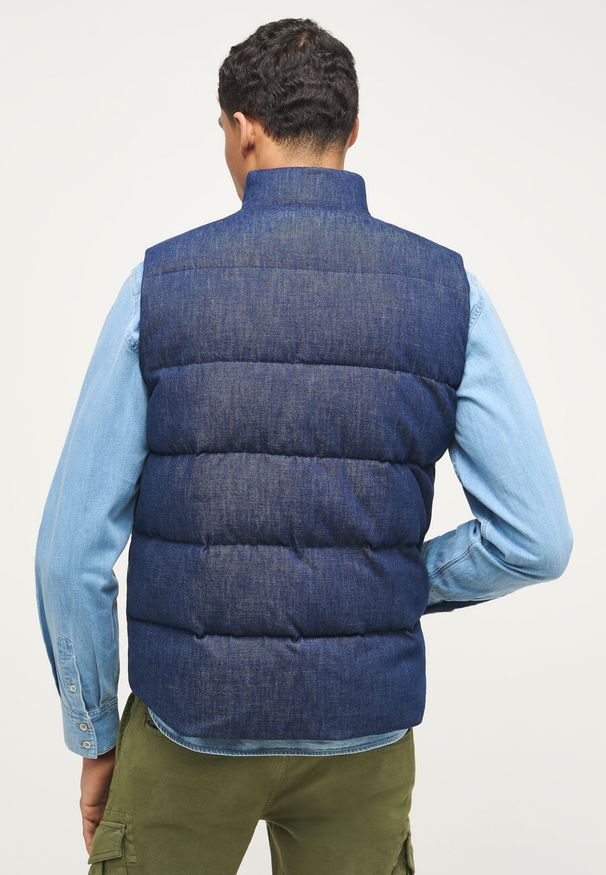 Mustang - MĘSKI BEZRĘKAWNIK MUSTANG Dennis Denim Quilt Denim Blue 1013496 5000 800. Materiał: denim. Długość rękawa: bez rękawów