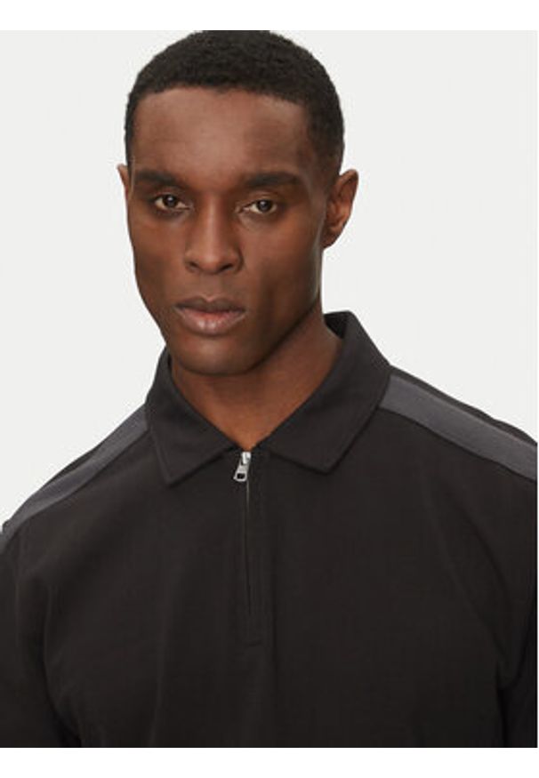 Calvin Klein Jeans Polo Logo Tape J30J327240 Czarny Regular Fit. Typ kołnierza: polo. Kolor: czarny. Materiał: bawełna