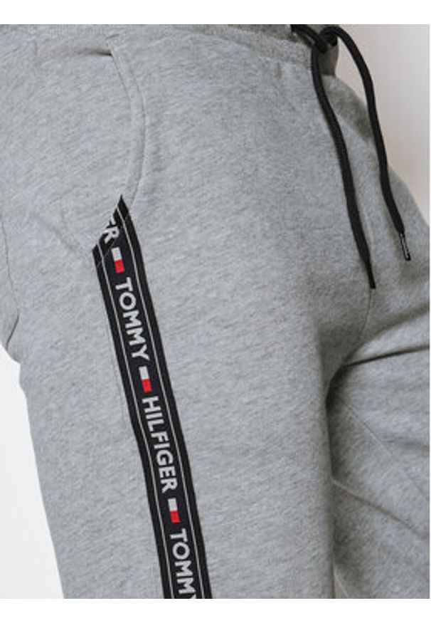 TOMMY HILFIGER - Tommy Hilfiger Spodnie dresowe Trucker UM0UM00706 Szary Regular Fit. Kolor: szary. Materiał: bawełna