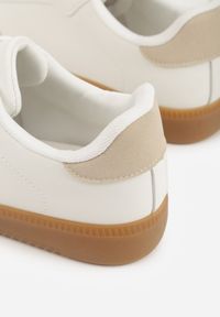 Born2be - Beżowo-Białe Sneakersy Tenisówki z Ozdobnymi Paskami Danavin. Okazja: na co dzień. Zapięcie: pasek. Kolor: beżowy. Materiał: jeans. Wzór: paski. Obcas: na obcasie. Wysokość obcasa: niski #8