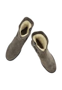 Zielone Botki Karino Damskie Wygodne Obuwie. Kolor: zielony. Materiał: zamsz. Obcas: na obcasie. Styl: elegancki. Wysokość obcasa: średni #8