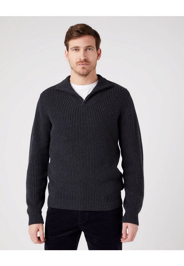 Wrangler - WRANGLER HALF ZIP KNIT MĘSKI SWETER KLASYCZNY ROZPINANY LOGO DARK GREY W8D0PJX06 112321333. Okazja: na randkę, na co dzień. Typ kołnierza: golf. Materiał: wełna, materiał, poliamid, bawełna, jeans. Długość rękawa: długi rękaw. Długość: długie. Styl: klasyczny, casual, elegancki