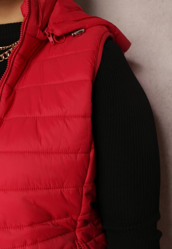 Renee - Czerwona Kamizelka Pikowana z Kapturem Rithe. Typ kołnierza: kaptur. Kolekcja: plus size. Kolor: czerwony. Materiał: materiał. Styl: sportowy