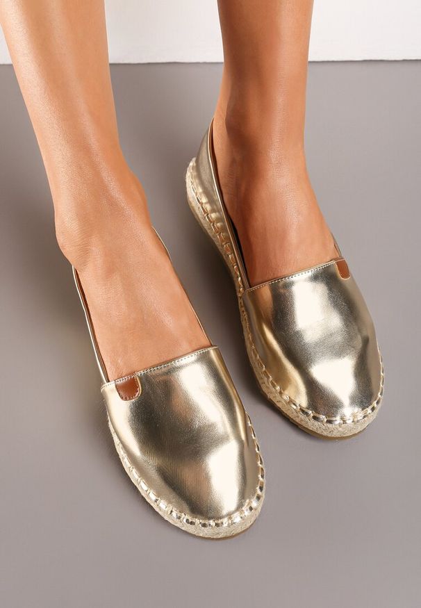 Born2be - Złote Espadryle na Płaskiej Podeszwie Ozdobione Plecionką z Juty Vethalia. Okazja: na spacer. Zapięcie: bez zapięcia. Kolor: złoty. Materiał: jeans, len. Wzór: aplikacja. Sezon: lato. Obcas: na płaskiej podeszwie
