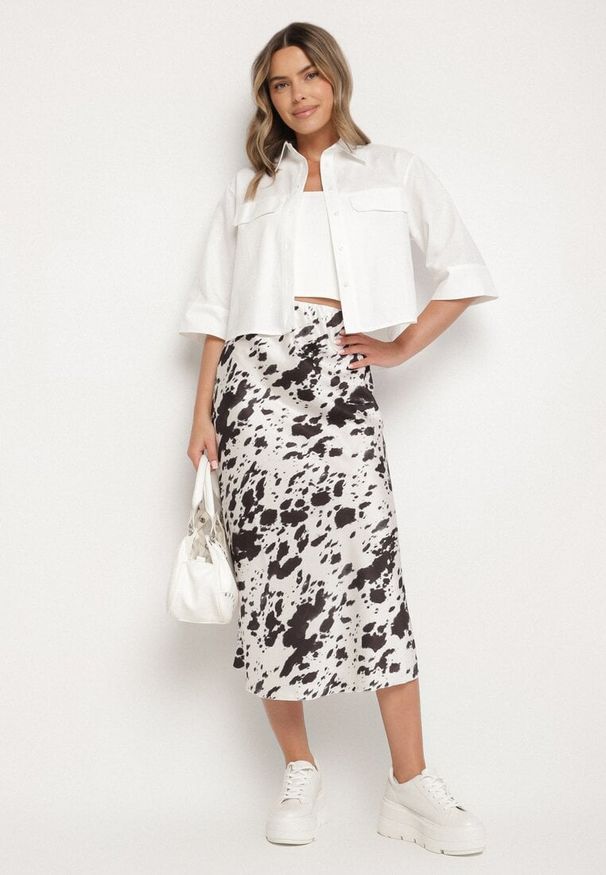 Born2be - Czarno-Biała Trapezowa Satynowa Spódnica w Łaty Ralenira. Okazja: na co dzień. Kolor: czarny. Materiał: satyna. Styl: casual, elegancki