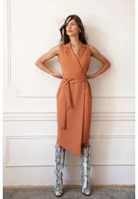 Sukienki.shop - Sukienka marynarka na lato bez rękawów żakietowa brązowa. Okazja: na spotkanie biznesowe, na komunię, na ślub cywilny, do pracy, na wesele. Kolor: czerwony, brązowy. Długość rękawa: bez rękawów. Sezon: lato. Typ sukienki: asymetryczne. Styl: biznesowy, wizytowy #2