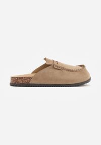 Renee - Ciemnobeżowe Klapki Mule na Podeszwie z Korka z Ozdobnymi Przeszyciami Chionessa. Okazja: na co dzień. Kolor: beżowy. Styl: retro, casual #9