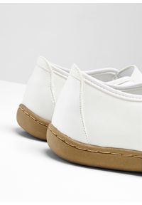 bonprix - Baleriny w stylu Mary Jane. Zapięcie: pasek. Kolor: biały. Styl: elegancki #2