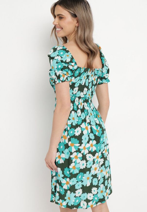 Born2be - Niebiesko-Zielona Wiskozowa Sukienka Midi Rozkloszowana w Kwiatowy Print Acarana. Okazja: na spacer, na co dzień. Typ kołnierza: dekolt kwadratowy. Kolor: niebieski. Wzór: nadruk, kwiaty. Typ sukienki: proste. Materiał: wiskoza. Sezon: lato. Styl: casual, elegancki, klasyczny. Długość: midi