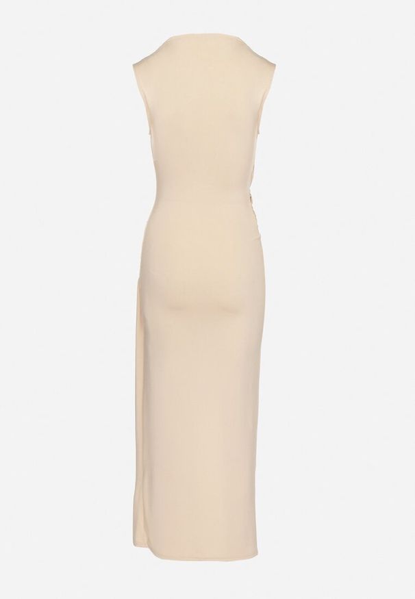 Born2be - Beżowa Koktajlowa Sukienka Dopasowana z Metalową Ozdobą i Marszczeniem Novarisse. Kolor: beżowy. Wzór: aplikacja. Typ sukienki: dopasowane. Styl: wizytowy