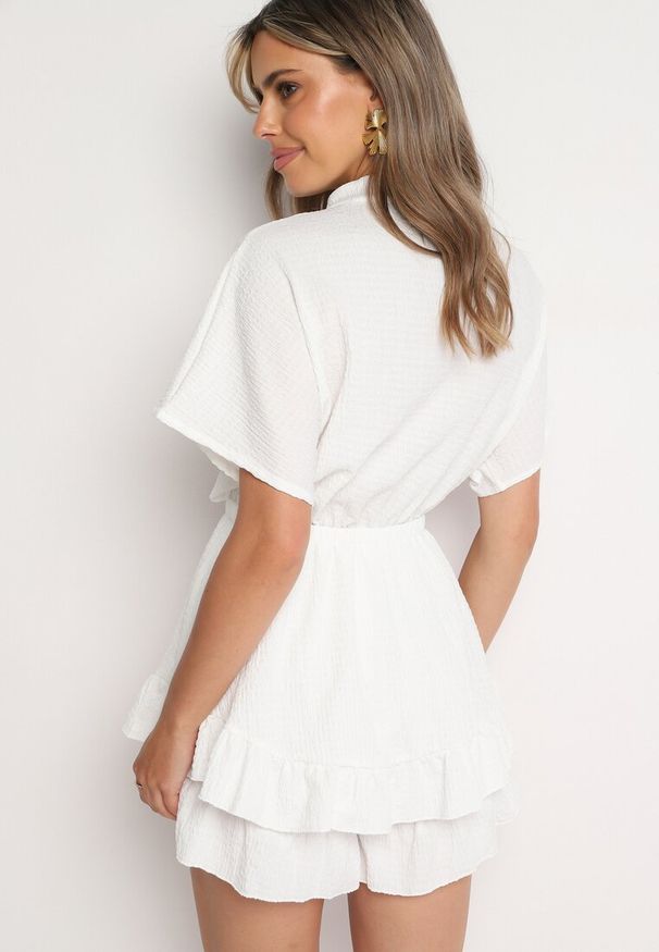 Born2be - Biały Taliowany Kombinezon z Gumką w Pasie Timata. Kolor: biały. Styl: elegancki