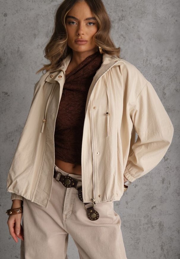 Renee - Beżowa Oversizowa Kurtka Przejściowa o Kroju Bombki z Bawełny i Wiskozy Birana. Okazja: na co dzień. Typ kołnierza: kaptur. Kolor: beżowy. Materiał: wiskoza, bawełna. Styl: casual
