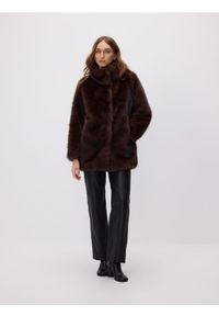 Reserved - Sztuczne futerko z kołnierzem - ciemnobrązowy. Kolor: brązowy. Materiał: futro #1