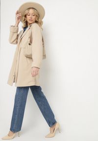 Born2be - Beżowy Płaszcz o Szlafrokowym Kroju z Marszczeniem w Talii i Wiązanym Paskiem Sartissa. Okazja: na co dzień. Kolor: beżowy. Materiał: jeans. Długość rękawa: długi rękaw. Długość: długie. Styl: klasyczny, casual, elegancki #6