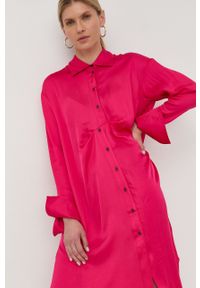 Birgitte Herskind sukienka kolor różowy midi oversize. Kolor: różowy. Materiał: guma, tkanina. Długość rękawa: długi rękaw. Typ sukienki: oversize. Długość: midi