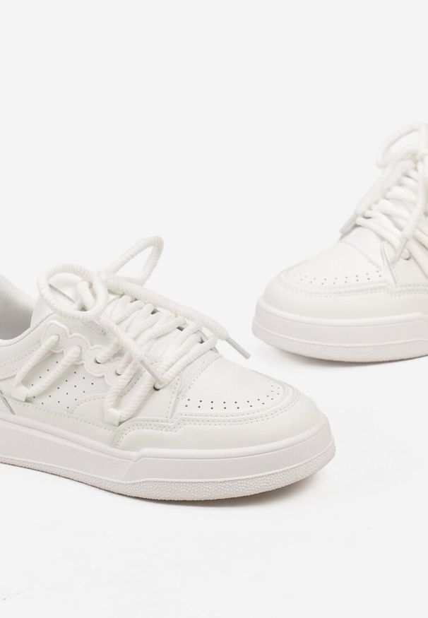 Renee - Białe Sneakersy Sylvena. Nosek buta: okrągły. Zapięcie: sznurówki. Kolor: biały. Materiał: materiał. Obcas: na obcasie. Wysokość obcasa: niski