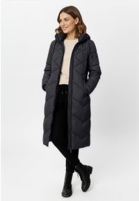 Volcano - Długi, pikowany płaszcz J-CELESTE. Typ kołnierza: kołnierzyk stójkowy. Materiał: poliester, materiał. Długość: długie. Sezon: zima #1