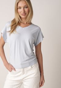 Born2be - Niebieski T-shirt z Wiskozy z Trójkątnym Dekoltem Achiore. Okazja: na co dzień. Kolor: niebieski. Materiał: wiskoza. Styl: casual, klasyczny #1