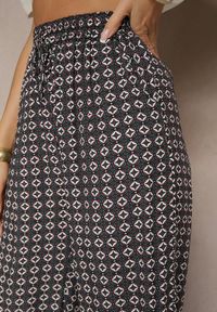 Renee - Ciemnozielone Spodnie o Szerokim Kroju High Waist z Geometrycznym Wzorem Farisia. Stan: podwyższony. Kolor: zielony. Materiał: bawełna. Wzór: geometria. Styl: elegancki #5