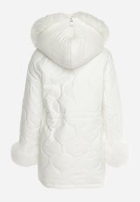 Born2be - Biała Kurtka Ozdobiona Futerkiem ze Ściągaczami w Talii i Kapturem Atermi. Kolor: biały. Materiał: futro. Wzór: aplikacja. Sezon: zima, jesień #7