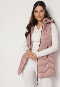Born2be - Różowa Kamizelka z Odpinanym Kapturem Pikowana z Kieszeniami Quillasa. Kolor: różowy. Materiał: materiał. Sezon: jesień, wiosna #5