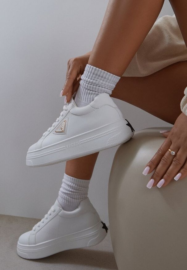 Renee - Białe Sneakersy Vices na Grubej Podeszwie Zdobione Aplikacją Aranellis. Okazja: na co dzień. Kolor: biały. Materiał: jeans. Wzór: aplikacja