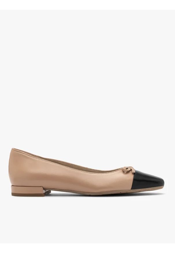 Ryłko - Beżowo-czarne baleriny na niskim obcasie. Nosek buta: okrągły. Kolor: beżowy. Materiał: skóra. Obcas: na obcasie. Styl: street. Wysokość obcasa: niski