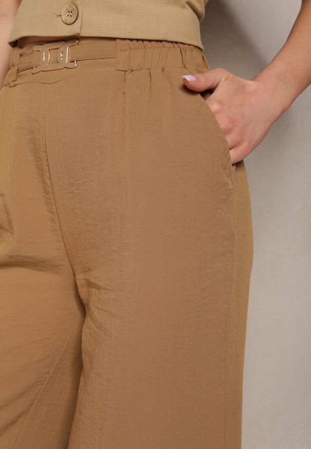Renee - Brązowe Spodnie z Szerokimi Nogawkami w Stylu Palazzo High Waist z Gumką w Pasie z Ozdobnym Elementem Ellsiana. Okazja: na co dzień. Stan: podwyższony. Kolor: brązowy. Materiał: bawełna. Styl: elegancki, casual