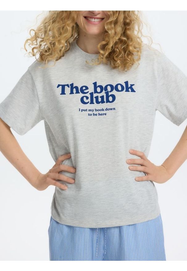 Reserved - T-shirt oversize z nadrukiem - jasnoszary. Kolor: szary. Materiał: dzianina, bawełna. Wzór: nadruk