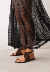 Born2be - Brązowe Płaskie Sandały VICES z Imitacji Zamszu z Paskiem na Duży Palec Zepae. Okazja: do pracy, na co dzień. Zapięcie: pasek. Kolor: brązowy. Materiał: zamsz. Sezon: lato. Styl: elegancki, klasyczny, casual #1