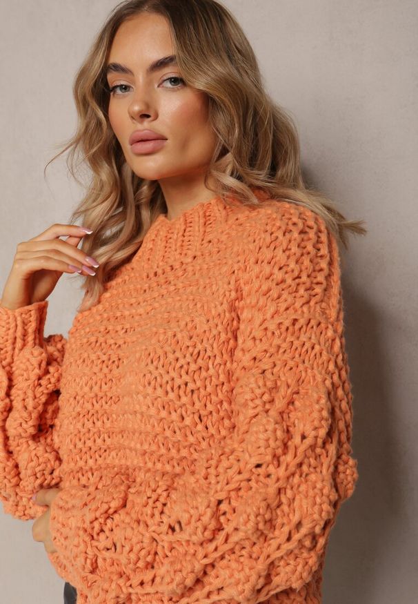 Renee - Pomarańczowy Klasyczny Golf z Ozdobnym Splotem na Rękawach Biska. Typ kołnierza: golf. Kolor: pomarańczowy. Materiał: tkanina, dzianina. Wzór: ze splotem. Styl: klasyczny