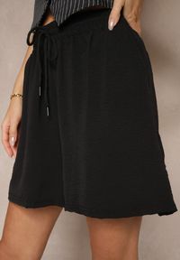 Renee - Czarne Szorty z Wiskozą High Waist Puvione. Okazja: na co dzień. Stan: podwyższony. Kolor: czarny. Materiał: wiskoza. Styl: casual #3