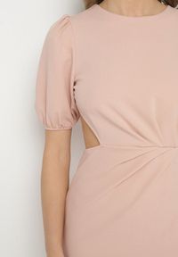 Born2be - Różowa Sukienka o Dopasowanym Kroju z Marszczeniem i Wycięciem w Talii Desannia. Okazja: na co dzień. Kolor: różowy. Długość rękawa: krótki rękaw. Typ sukienki: dopasowane. Styl: casual, klasyczny #6