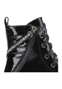 Czarne Botki Artiker Damskie Stylowe Buty Jesienne. Okazja: na co dzień. Zapięcie: sznurówki. Kolor: czarny. Materiał: skóra, lakier. Wzór: napisy. Sezon: jesień. Styl: elegancki #2