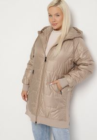 Born2be - Beżowa Kurtka z Pikowanymi Przeszyciami i Kapturem Zarimelia. Okazja: na co dzień. Kolekcja: plus size. Kolor: beżowy. Materiał: jeans. Styl: klasyczny, sportowy, casual, elegancki