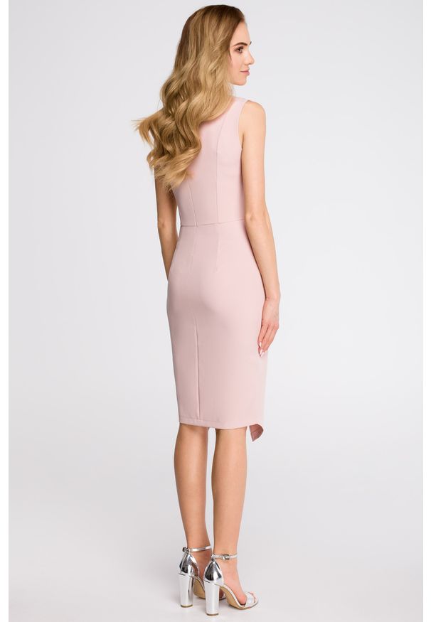 Sukienki.shop - Elegancka sukienka ołówkowa midi dopasowana bez rękawów różowa. Okazja: na spotkanie biznesowe, do pracy. Kolor: różowy, czarny. Długość rękawa: bez rękawów. Typ sukienki: ołówkowe. Styl: elegancki. Długość: midi