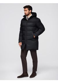 Ombre Clothing - Długa pikowana kurtka męska z kapturem – czarna V1. Okazja: na co dzień. Typ kołnierza: kaptur. Kolor: czarny. Materiał: poliester, materiał. Długość: długie. Wzór: aplikacja. Sezon: zima. Styl: casual, elegancki #5