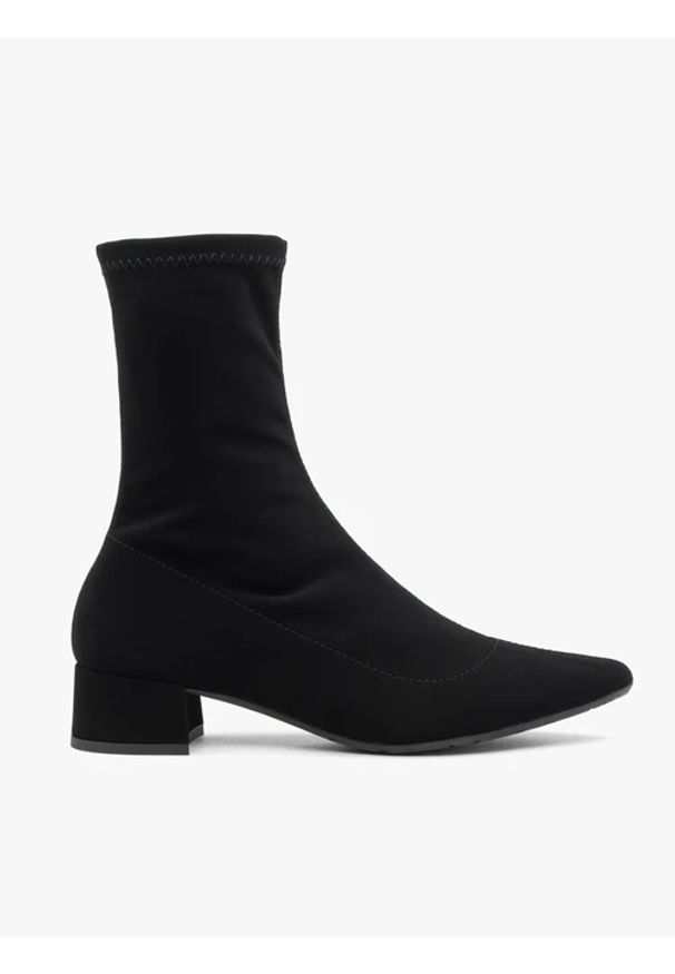 Ryłko - Czarne botki skarpetowe. Okazja: na co dzień. Nosek buta: szpiczasty. Zapięcie: bez zapięcia. Kolor: czarny. Szerokość cholewki: normalna. Wysokość cholewki: za kostkę. Materiał: syntetyk. Obcas: na obcasie. Styl: casual, street. Wysokość obcasa: średni