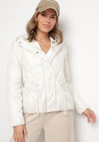 Born2be - Biała Kurtka z Kapturem Ozdobiona Przeszyciami i Sznurkami Boledia. Okazja: na co dzień. Typ kołnierza: kaptur. Kolor: biały. Materiał: jeans. Wzór: aplikacja. Styl: casual #5