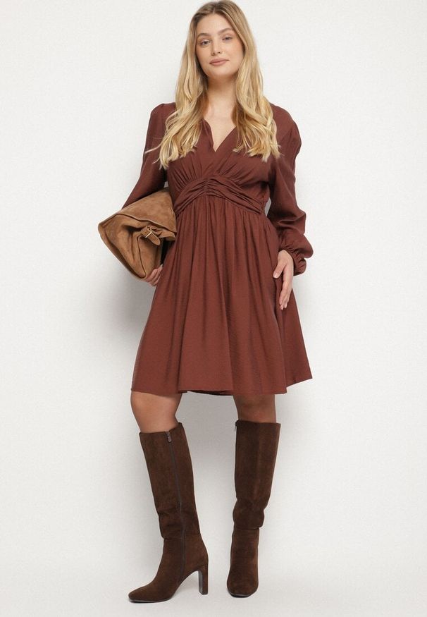 Born2be - Brązowa Rozkloszowana Sukienka z Marszczeniem w Talii i Dekoltem w Serek Salindea. Okazja: na co dzień. Typ kołnierza: dekolt w serek. Kolekcja: plus size. Kolor: brązowy. Długość rękawa: długi rękaw. Typ sukienki: dla puszystych. Styl: casual, elegancki