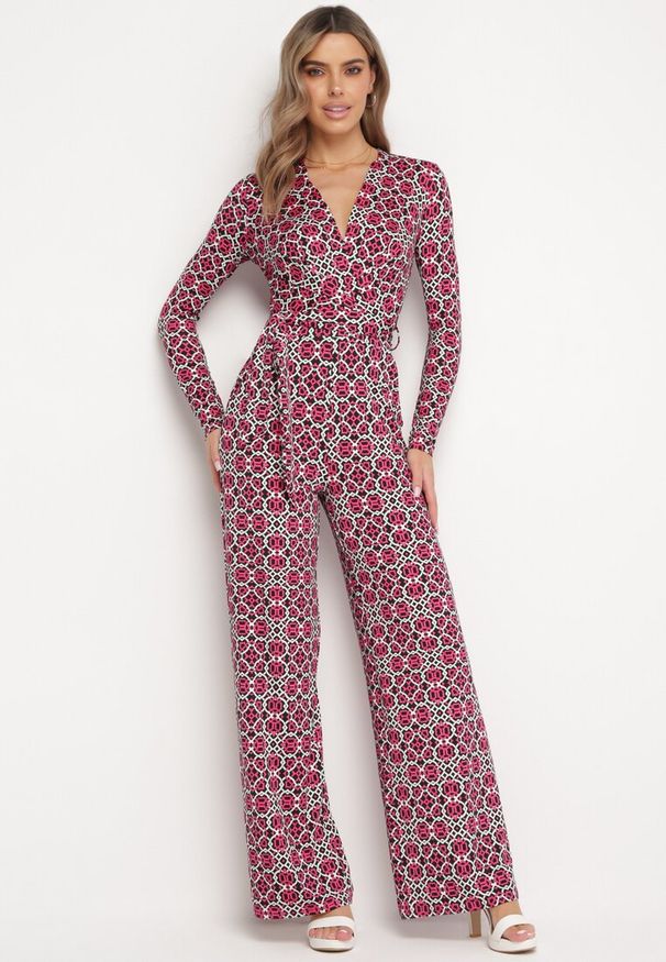Born2be - Fuksjowy Wzorzysty Kombinezon z Długim Rękawem i Szerokimi Spodniami z Wiązaniem w Pasie Vilati. Kolor: różowy. Długość rękawa: długi rękaw. Długość: długie. Wzór: geometria. Styl: elegancki