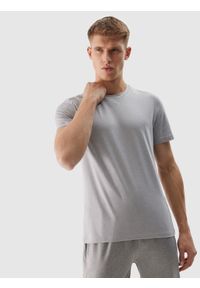 4f - Koszulka treningowa regular szybkoschnąca męska - chłodny jasny szary. Kolor: szary. Materiał: syntetyk, elastan, materiał, jersey, włókno, dzianina. Długość rękawa: krótki rękaw. Długość: krótkie. Wzór: ze splotem, jednolity, gładki. Sport: fitness #1