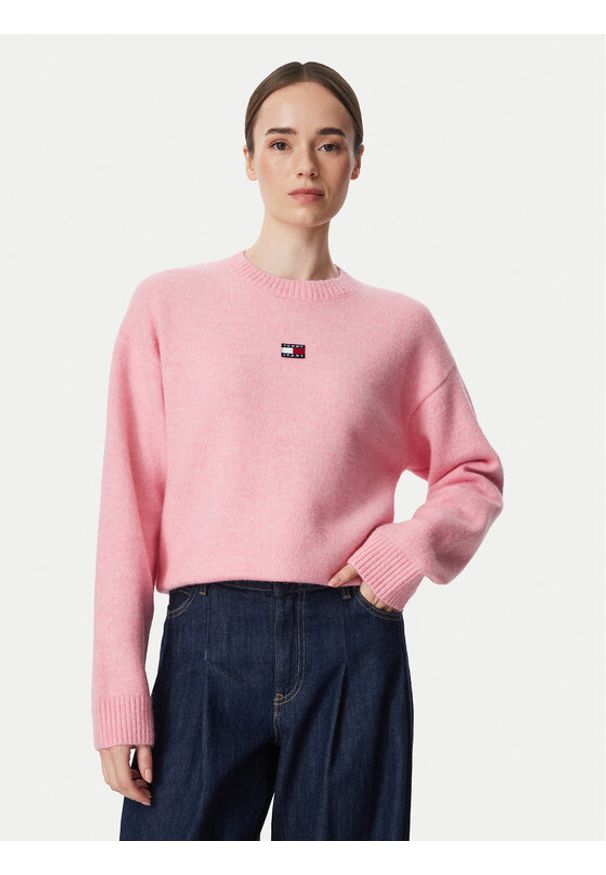 Tommy Jeans Sweter Fluffy Badge DW0DW23831 Różowy jasny Regular Fit. Kolor: różowy. Materiał: syntetyk